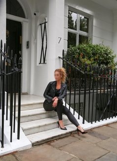 English Elle - escort in London Photo 5 of 5