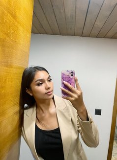 English Teacher MIRRIAM Just Landed - puta in Mumbai Photo 9 of 9