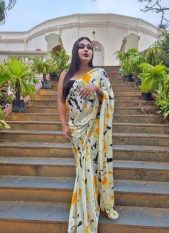 Enna - Transsexual escort in Kolkata Photo 9 of 16