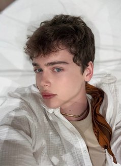 Eric - Male escort in Paris Photo 3 of 8