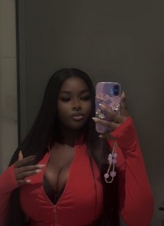 Erin - escort in Dubai Photo 2 of 3