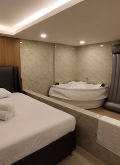 Erotic & Nuru Massage/ Lesbians - Acompañante masculino in Dubai Photo 4 of 5