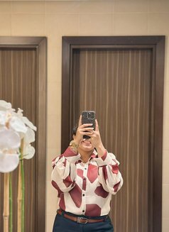 Eshani - escort in Colombo Photo 1 of 6