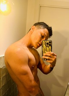 Estebanxxl - Male escort in Dubai Photo 4 of 5