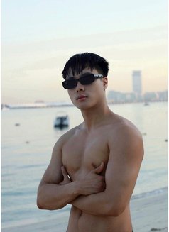 Ethan - masseur in Dubai Photo 3 of 5