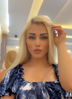 Eva - escort in Beirut Photo 2 of 7