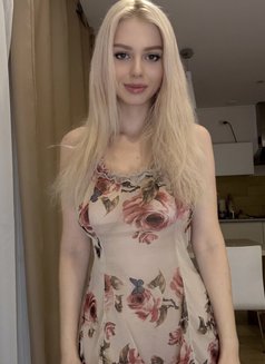 Eva - escort in Doha Photo 7 of 8