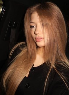 Ева - puta in Dubai Photo 1 of 3