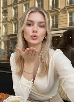 Eva - escort in Dubai Photo 2 of 6