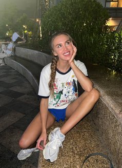 Eva - escort in Singapore Photo 1 of 4