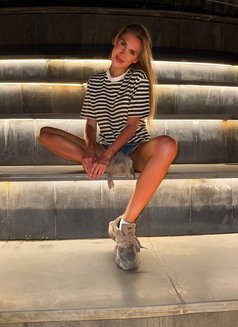 Eva - escort in Singapore Photo 2 of 4