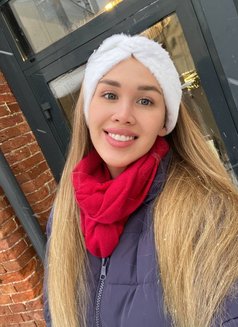 Eva - escort in Singapore Photo 4 of 5