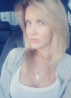 Evelyn - companion in Shanghai Photo 8 of 9