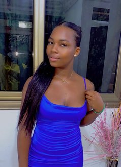 Evelyn - companion in Dubai Photo 1 of 3