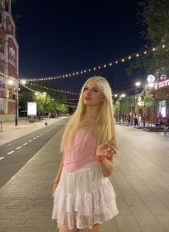 Evelyn - escort in Dubai Photo 5 of 7