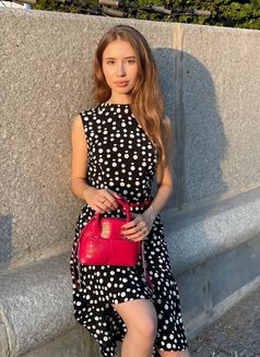 Evelyn - escort in Hong Kong Photo 4 of 6