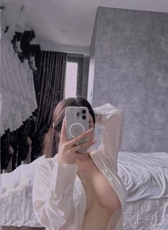 Evelyn - escort in Al Ain Photo 3 of 7