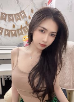 Evelynn - escort in Shanghai Photo 3 of 4