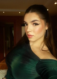 Evgenia - puta in Dubai Photo 2 of 15