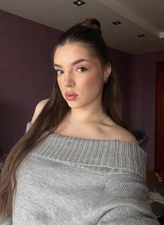 Evgenia - puta in Dubai Photo 3 of 15
