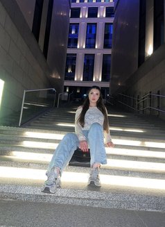 Evgenia - puta in Dubai Photo 12 of 15
