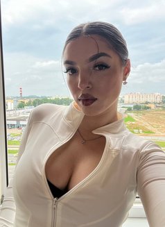 Evgenia - puta in Dubai Photo 14 of 15
