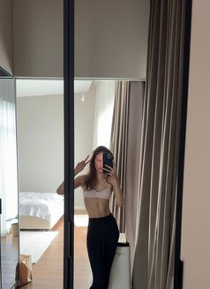 Evie - escort in Dubai Photo 5 of 15