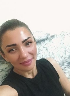 Fairi independent - escort in Dubai Photo 2 of 9