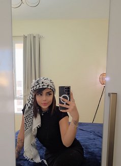 Farah - puta in Muscat Photo 8 of 13