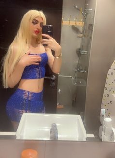 Farah 22 cm - Transsexual escort in Dubai Photo 1 of 30