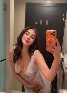 Farah - escort in Abu Dhabi Photo 19 of 20