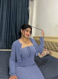 Farah - puta in İstanbul Photo 1 of 3