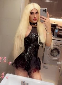 Farah XXL - Transsexual escort in Dubai Photo 8 of 9