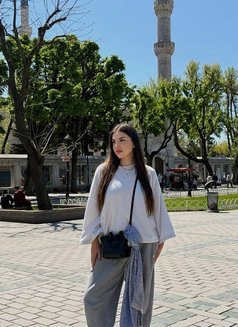 Farida - puta in Dubai Photo 2 of 5
