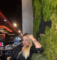 Farina - puta in Berlin Photo 1 of 6