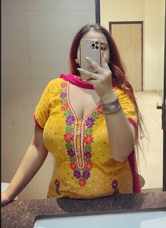 Fatima Khan - puta in New Delhi Photo 6 of 19