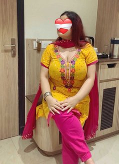 Fatima Khan - puta in New Delhi Photo 7 of 19