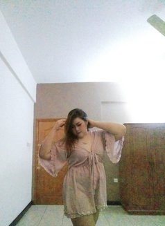 Fatoom - masseuse in Al Manama Photo 2 of 5