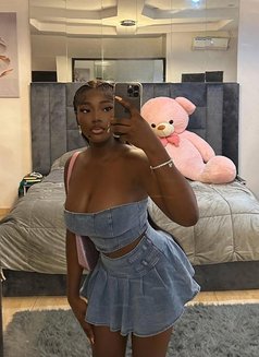 favour, out call and in call - puta in Muscat Photo 3 of 5