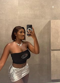 favour, out call and in call - puta in Muscat Photo 4 of 5