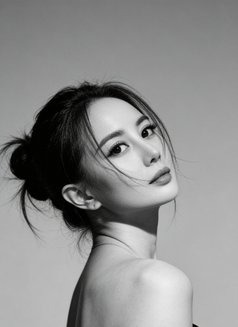 Faye - escort in Manila Photo 2 of 4