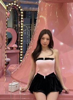 Faye - escort in Singapore Photo 4 of 5