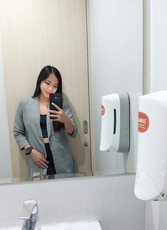 Feby - escort in Surabaya Photo 3 of 5