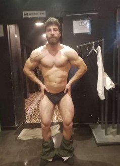 Fehed - Male escort in Abu Dhabi Photo 4 of 4