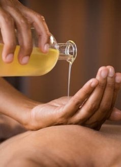 FEMALE TO MALE FUL BODY OIL MASSAGE HPY - puta in Bangalore Photo 6 of 7