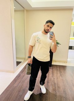 Ferdi - Intérprete masculino de adultos in Dubai Photo 7 of 8
