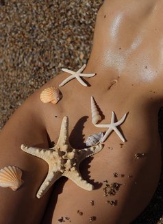 Ferrari Nicole - puta in Dubai Photo 6 of 7