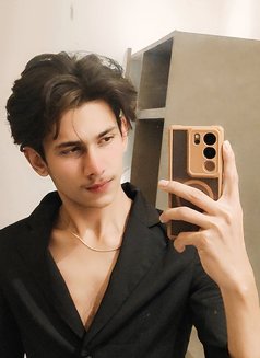 Fezzy - Male escort in Mumbai Photo 1 of 4