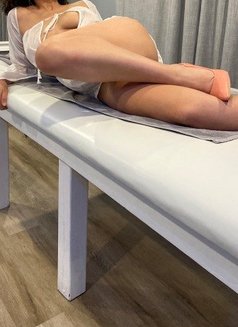 Fiona - masseuse in Montreal Photo 2 of 4