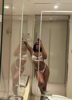 Flora - escort in Dubai Photo 5 of 7